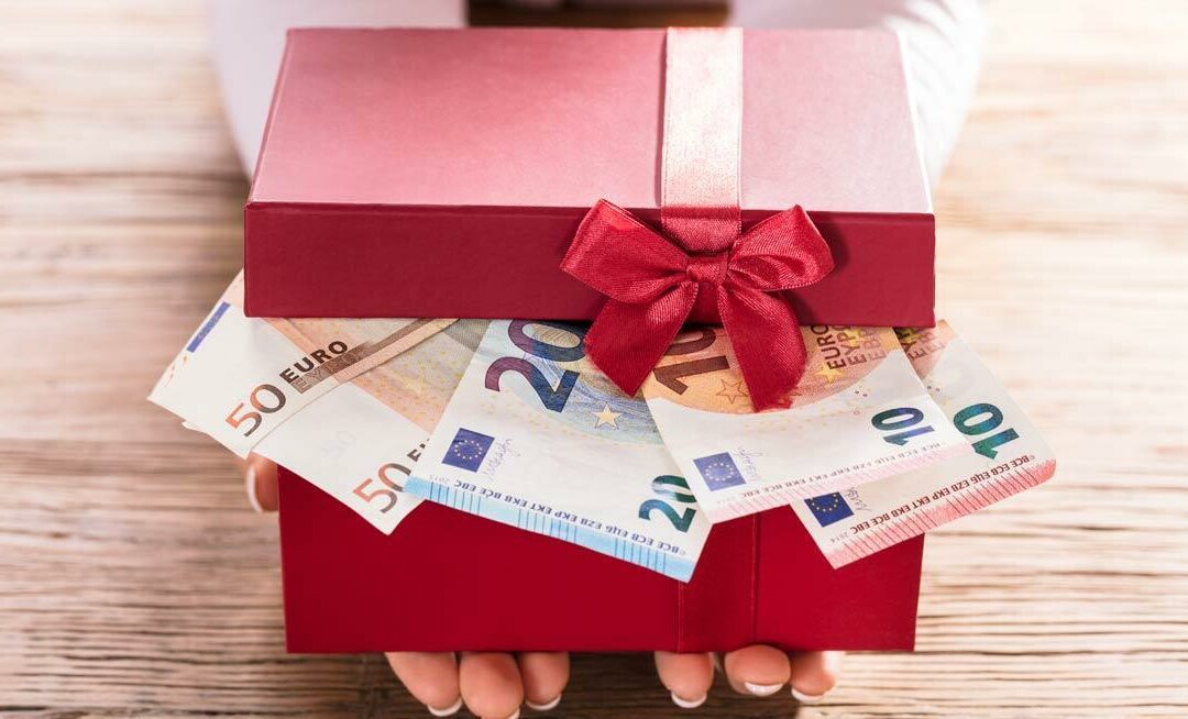 Présent d'usage don manuel notaire conseils patrimoine transmettre à ses enfants proches cadeau fiscalité impôt anniversaire