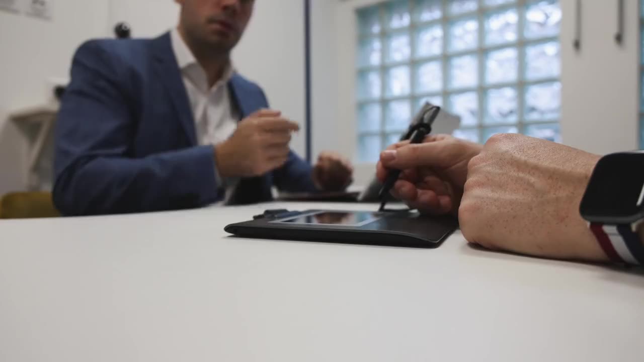 Signature d'un acte sur tablette à l'Office Notarial BULLET